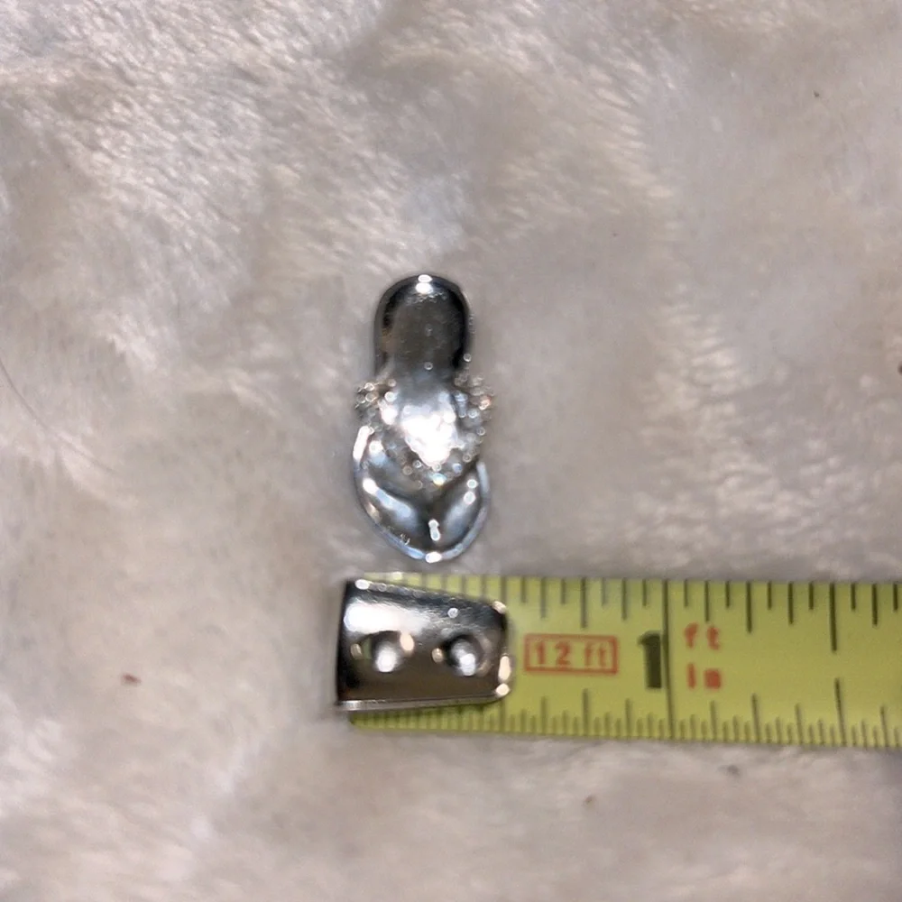 🩴 RHINESTONE CRYSTAL EMBELLISHED SILVER FLIP FLOP PENDANT - Picture 6 of 6